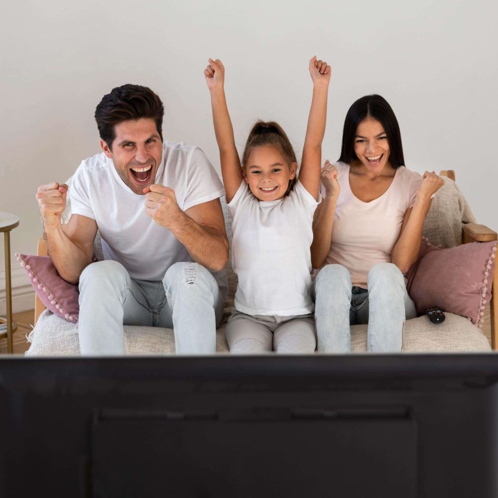 la-famille-passe-du-temps-devant-la-tele (1) la-famille-passe-du-temps-devant-la-tele (1)